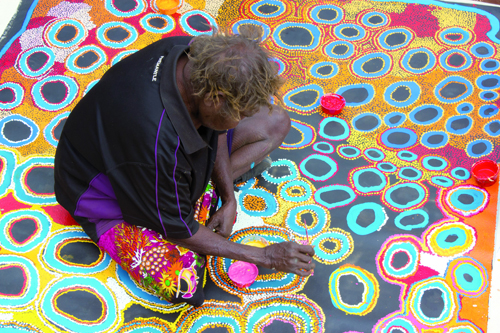 Aboriginal Art gibt es beim Tag der offenen Tür in der Galerie Artkelch. Foto: Spinifex Arts Project