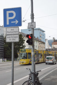 Einzigartig: In der Habsburgerstraße dürfen Radler bei roter Ampel fahren. 