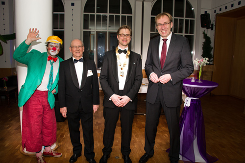 Gruppenbild mit Clown: Macke, Gründungsmitglied Friedemann Schön, Präsident Gregor von Lieven und Baubürgermeister Martin Haag. Bild: RT 25