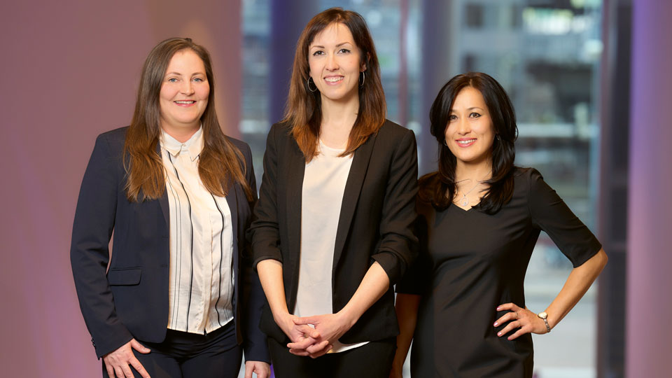 Ein Gruppenbild von Justyna Gawron, Sophie Figueredo-Hardy und Olga Kuchendaeva.