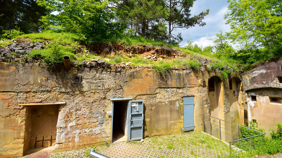 Ein Bild von dem Eingang in den Berg der Fort de Mutzig Anlage.
